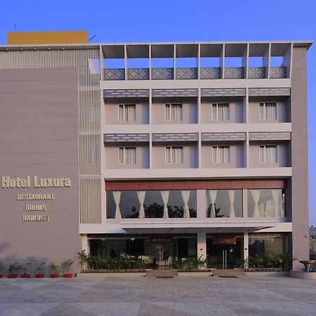 Hotel Luxura Godhra 外观 照片