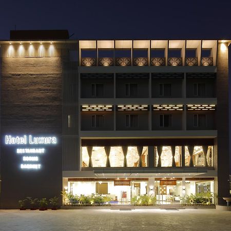 Hotel Luxura Godhra 外观 照片
