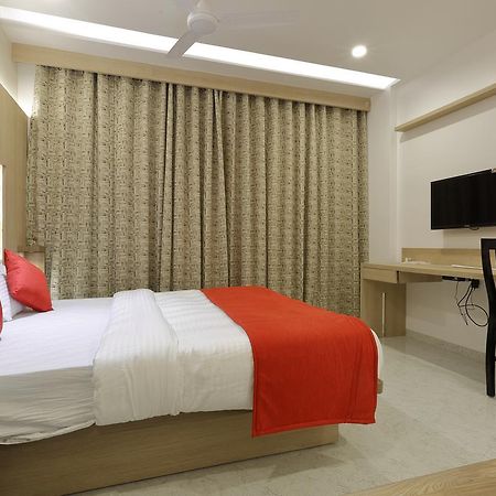 Hotel Luxura Godhra 外观 照片