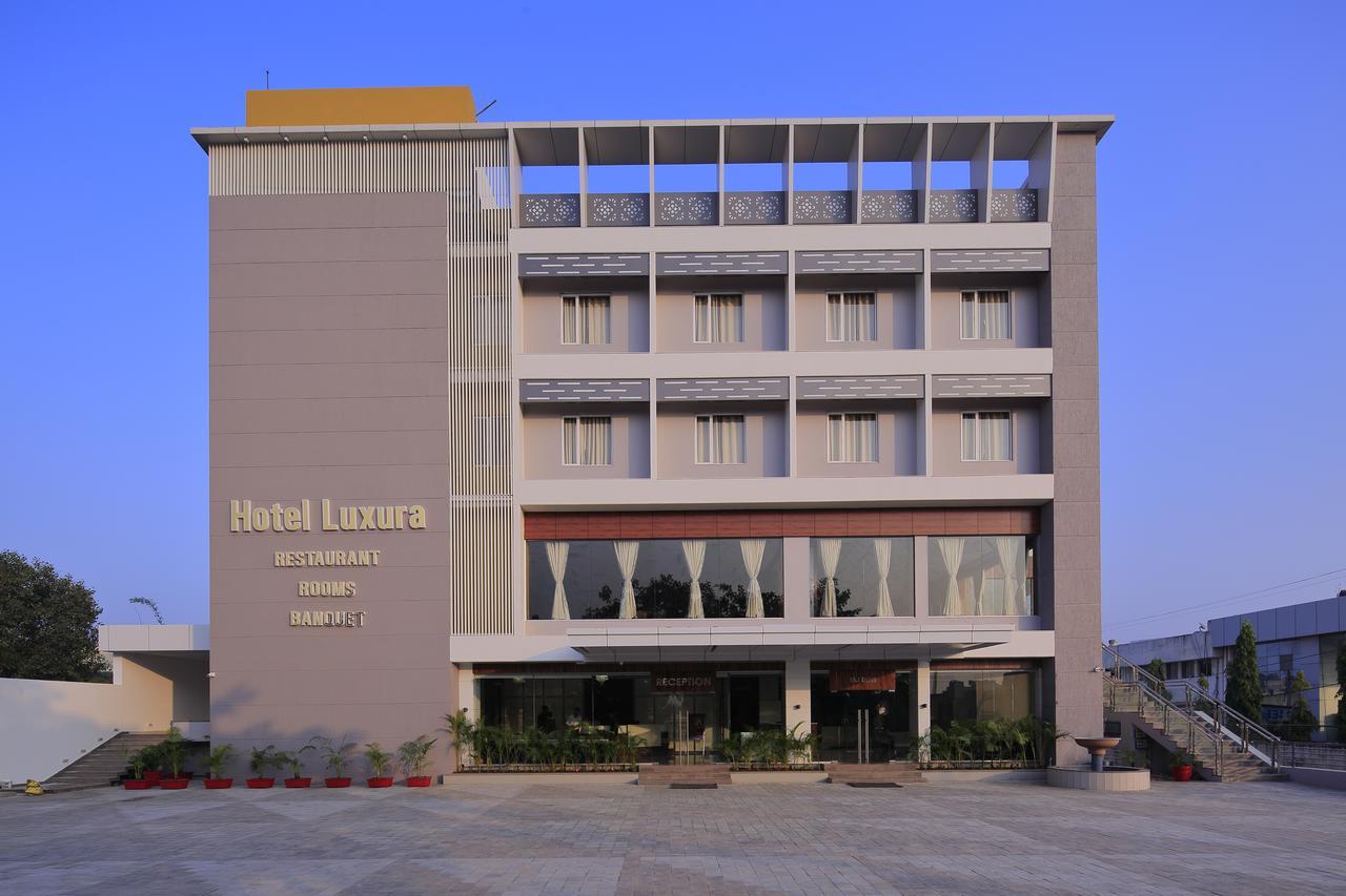 Hotel Luxura Godhra 外观 照片
