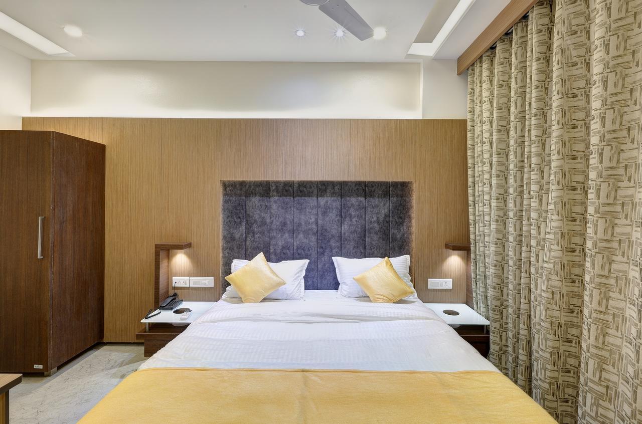 Hotel Luxura Godhra 外观 照片