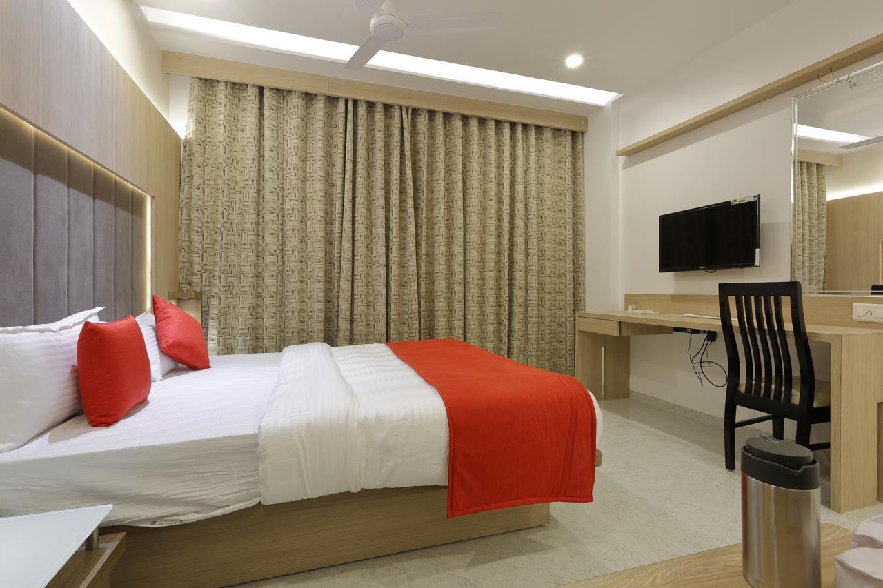 Hotel Luxura Godhra 外观 照片