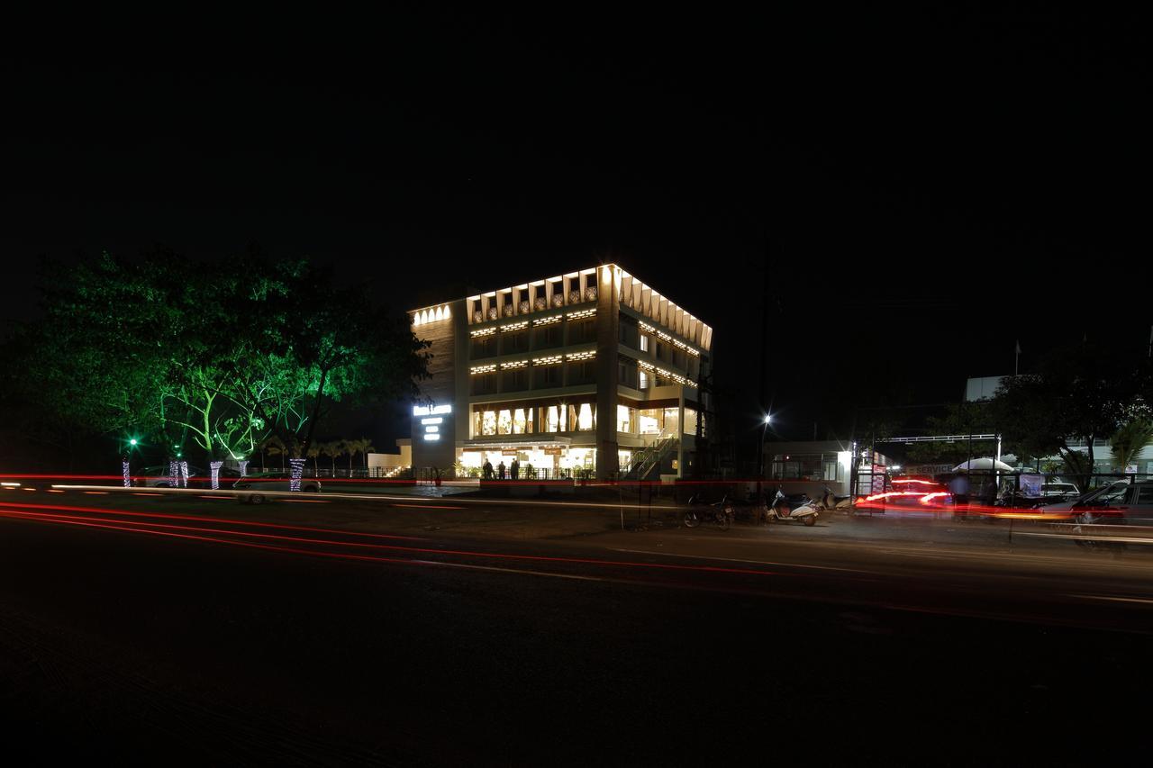 Hotel Luxura Godhra 外观 照片