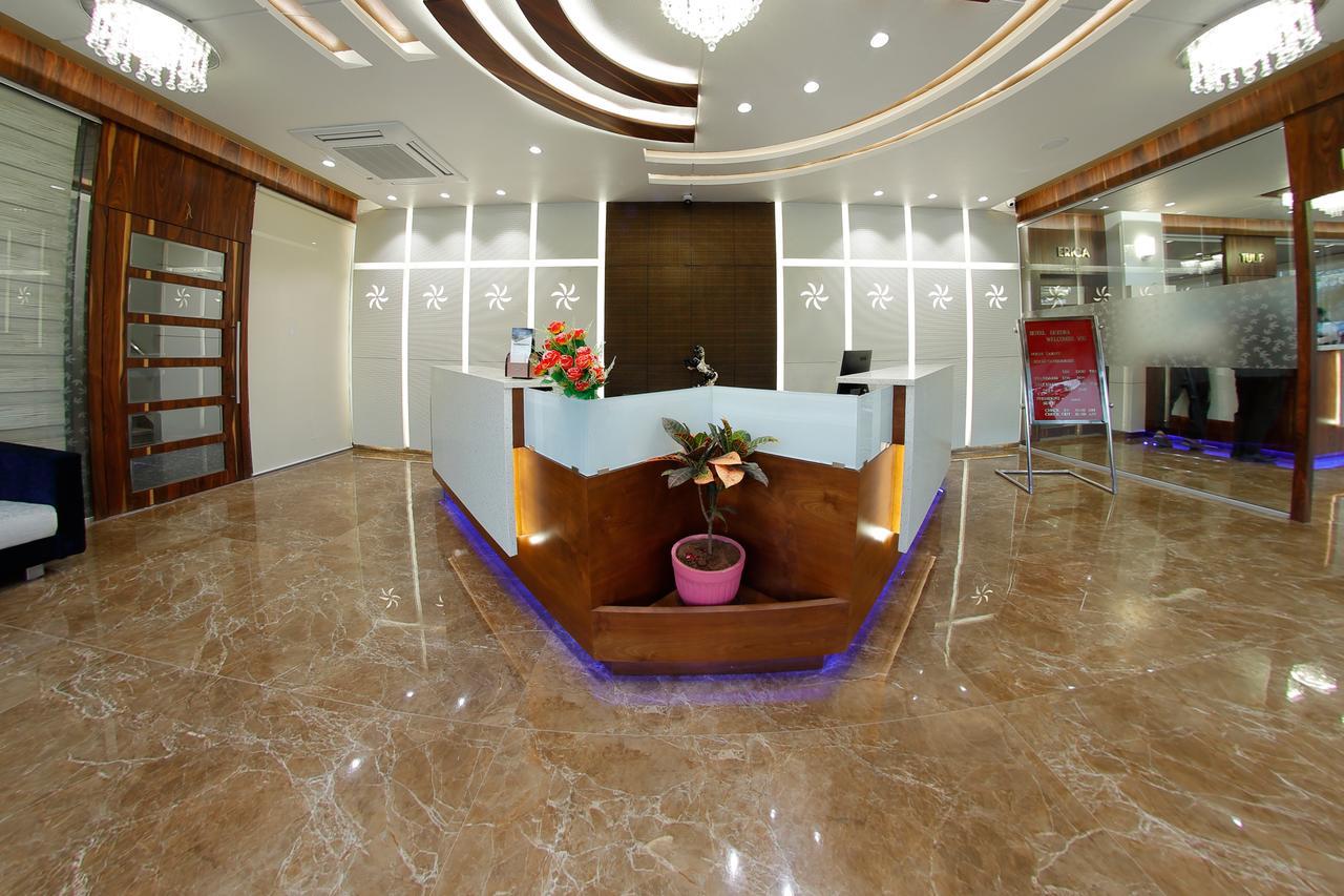 Hotel Luxura Godhra 外观 照片