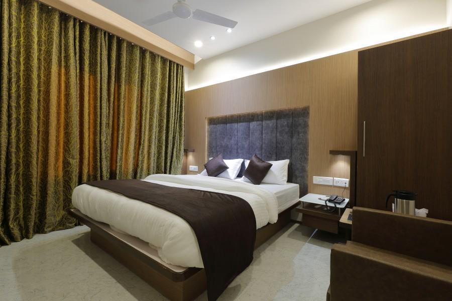 Hotel Luxura Godhra 外观 照片