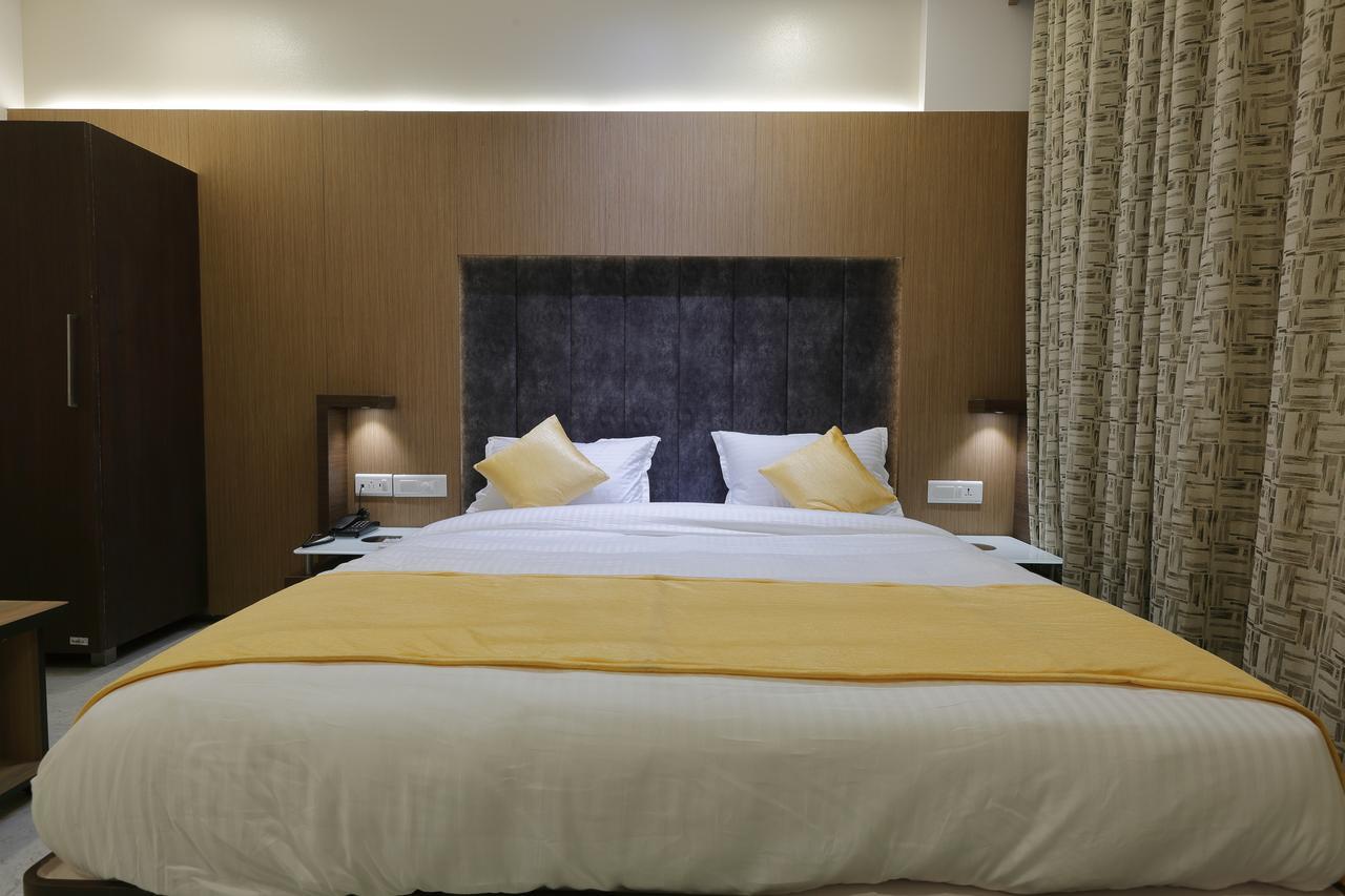 Hotel Luxura Godhra 外观 照片