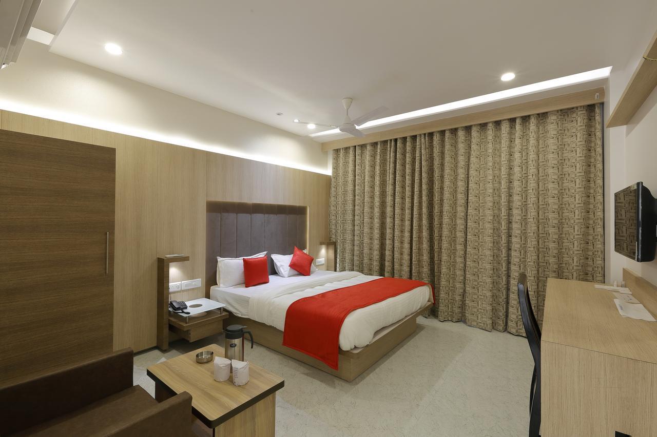 Hotel Luxura Godhra 外观 照片