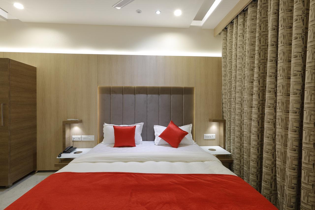 Hotel Luxura Godhra 外观 照片