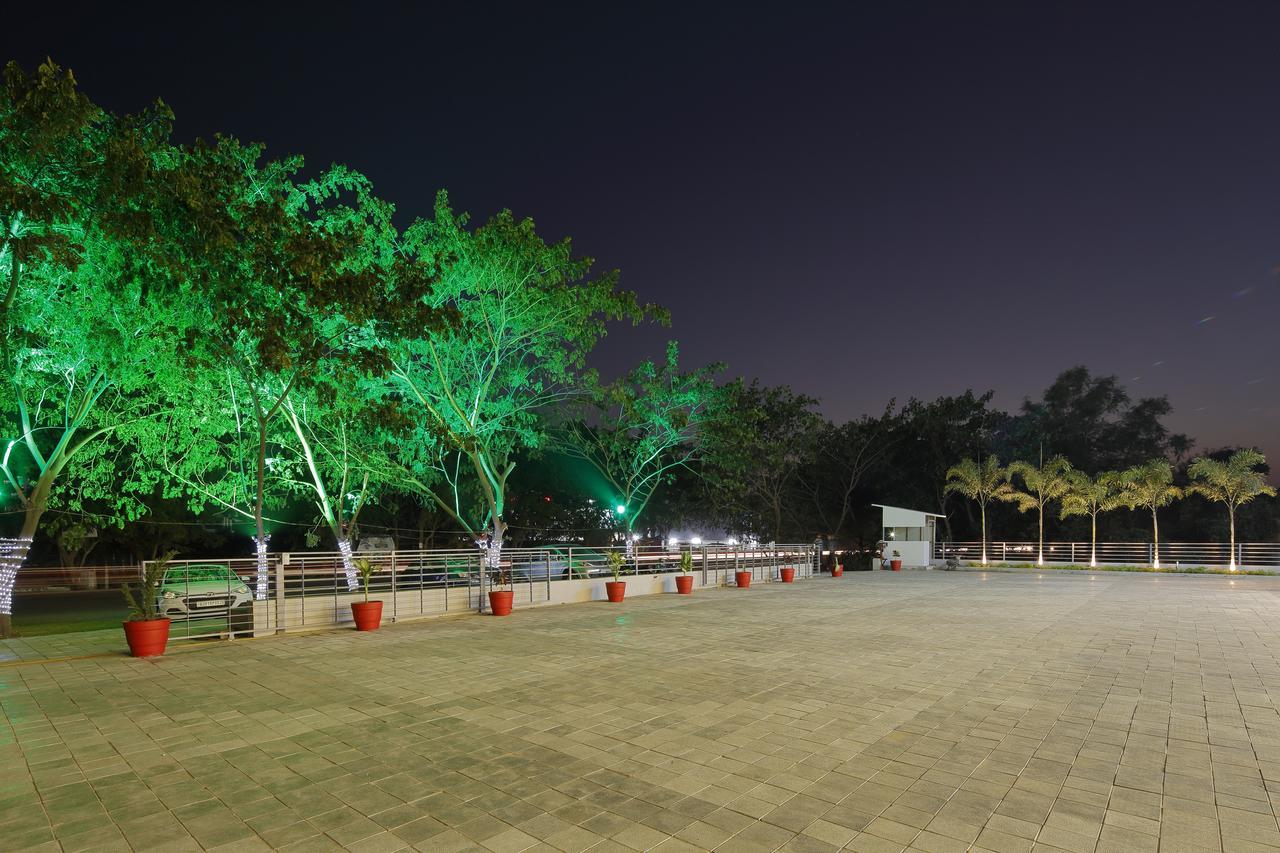 Hotel Luxura Godhra 外观 照片