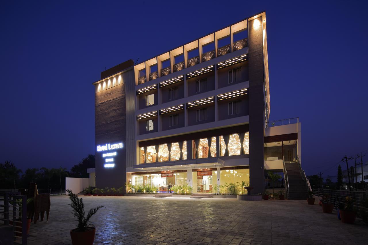 Hotel Luxura Godhra 外观 照片