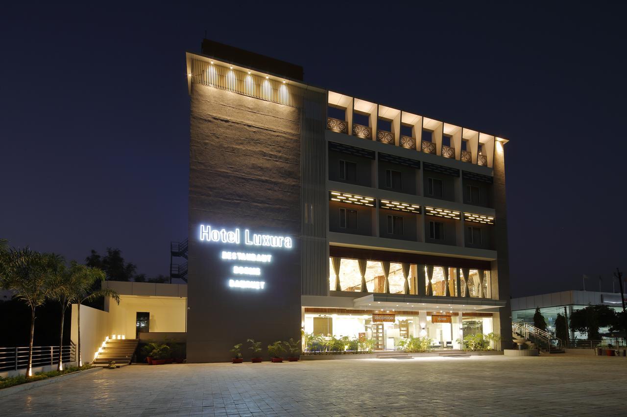 Hotel Luxura Godhra 外观 照片