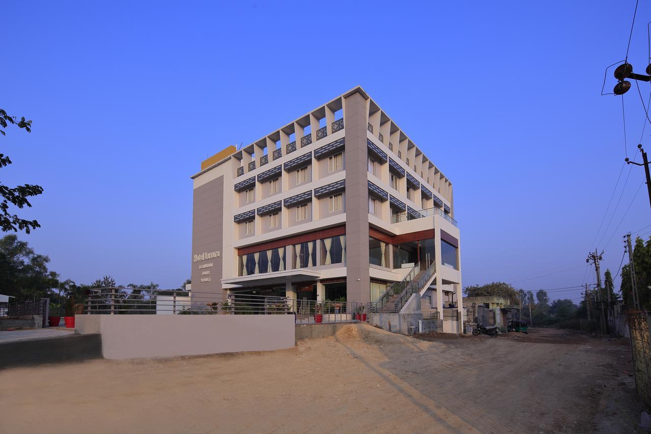 Hotel Luxura Godhra 外观 照片