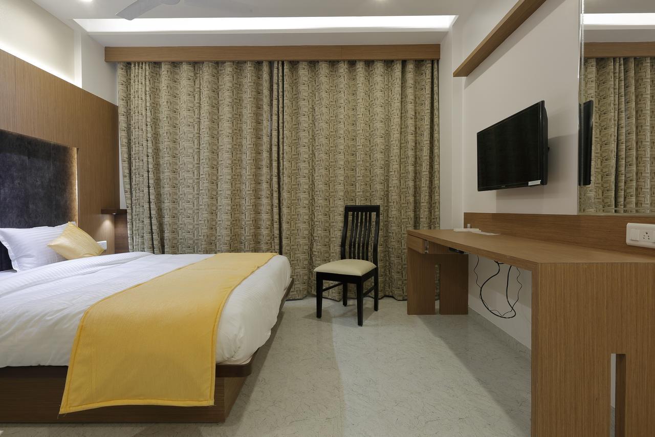 Hotel Luxura Godhra 外观 照片