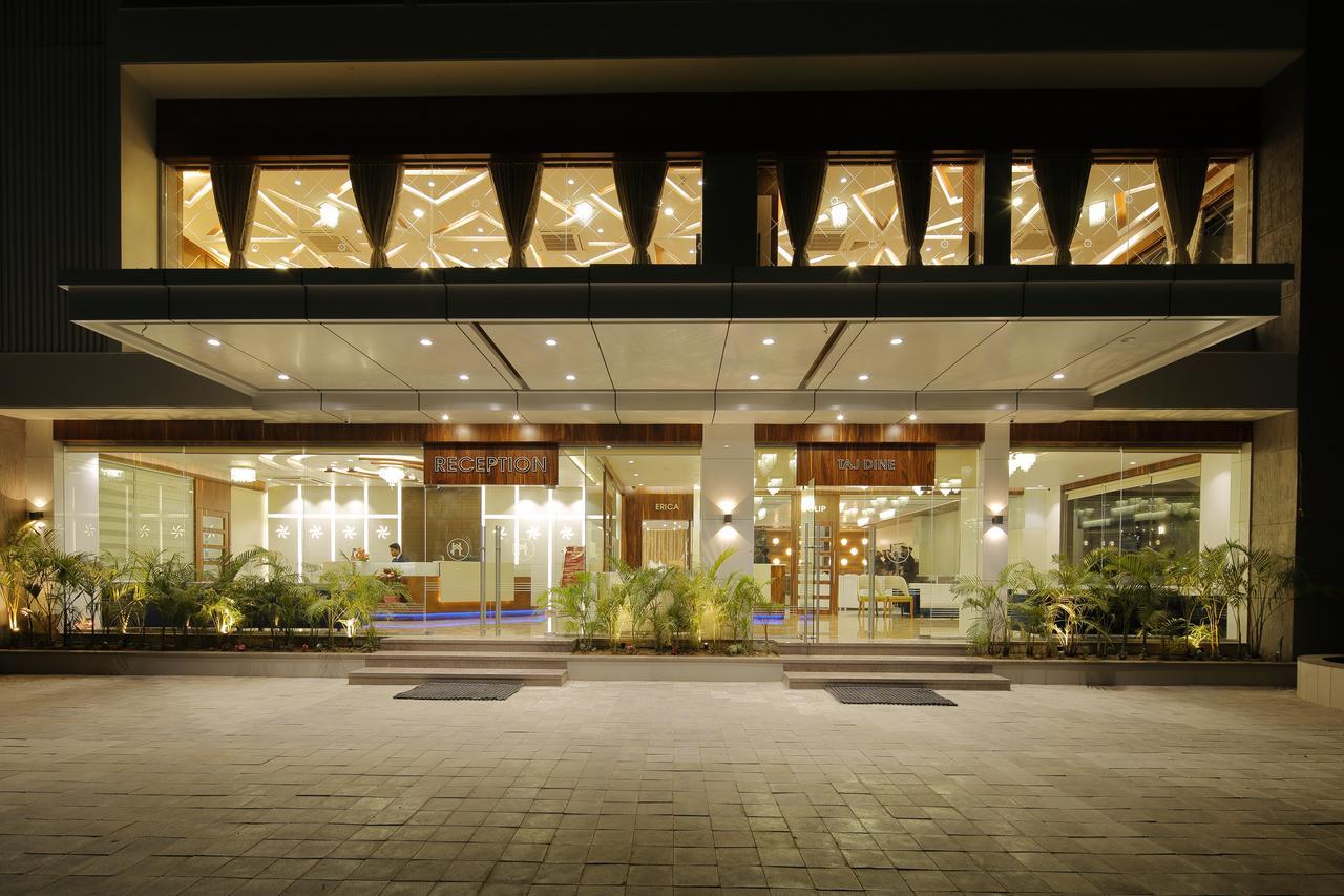 Hotel Luxura Godhra 外观 照片