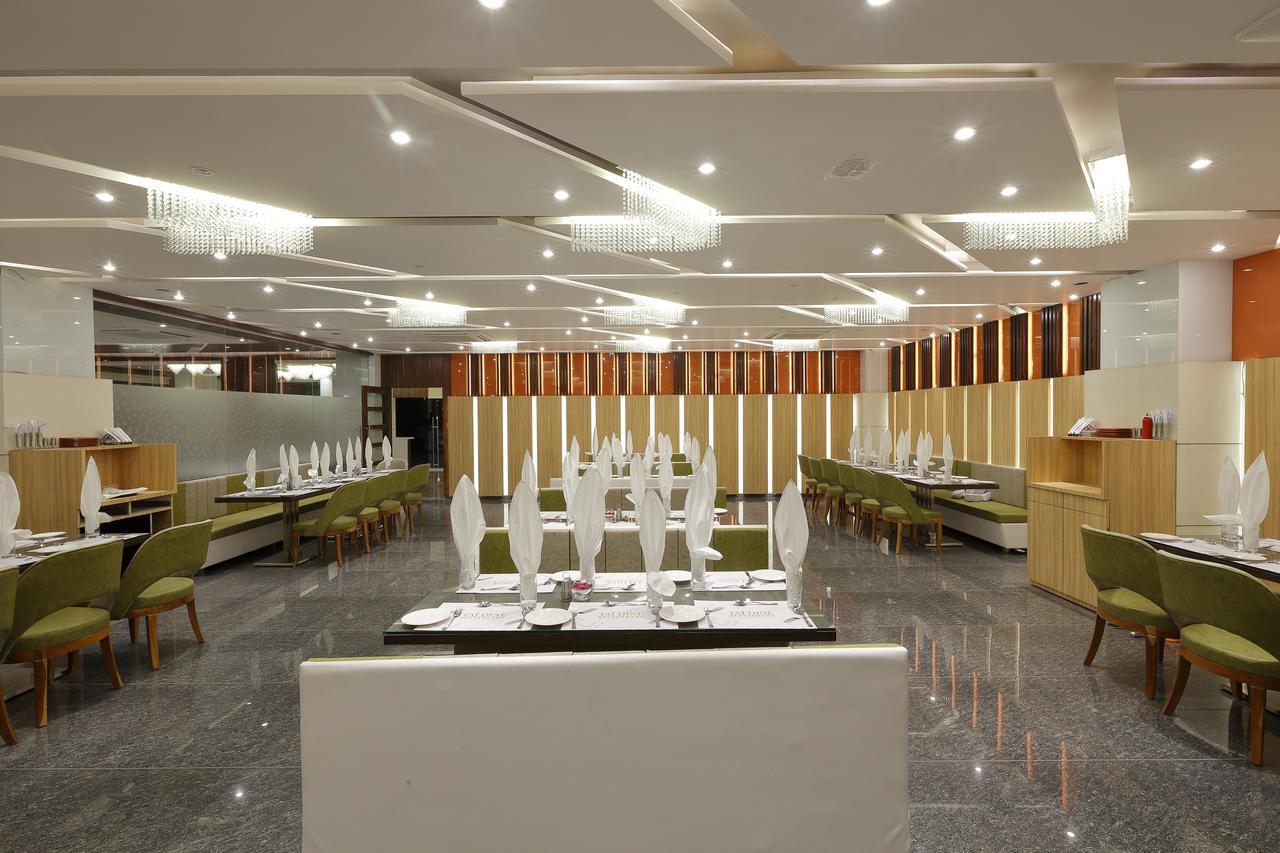 Hotel Luxura Godhra 客房 照片