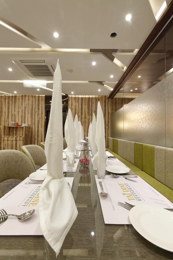 Hotel Luxura Godhra 客房 照片